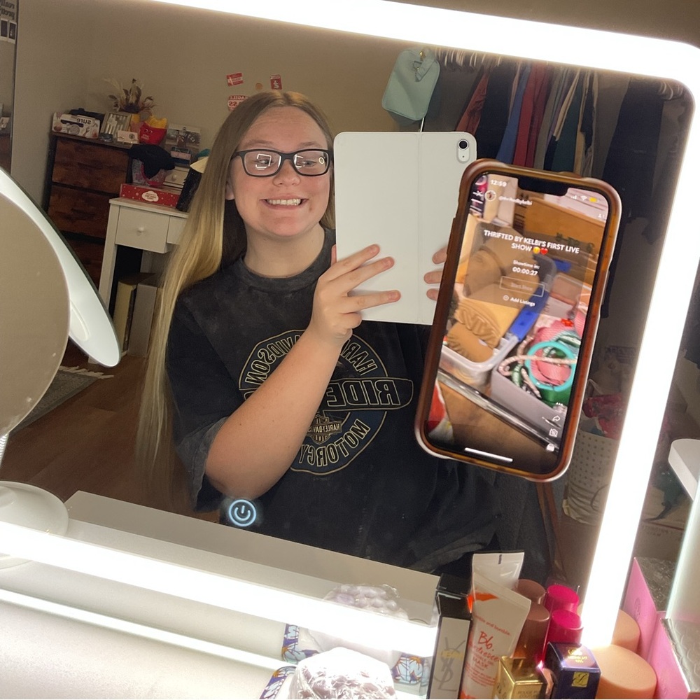 THRIFTEDBYKELBI IS LIVE - SO MANY GIVY’S & FREEBIES - LIKE THIS TO BE NOTIFIED!🤍 - Picture 3 of 16